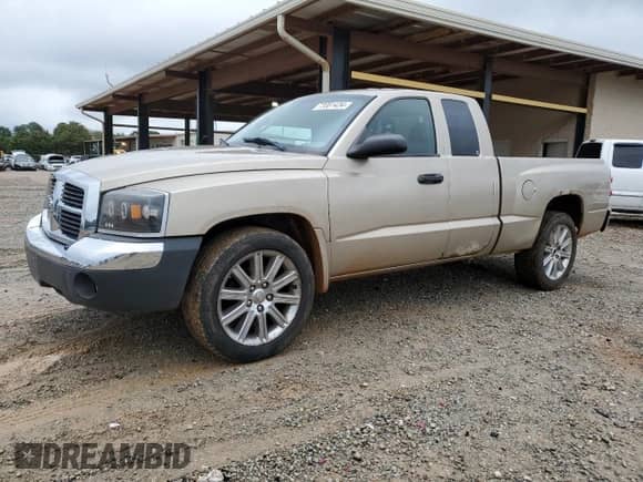 2005 Dodge Dakota SLT z VIN 1D7HE42K45S198870, wystawiony jako Copart lot #73381434 z przebiegiem 152 802 mil mil oraz Czysty tytuł • Clean title. Historia ofert i sprzedaży dostępna na DreamBid. Obrazek 1.