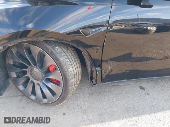 ✅ 2024 Tesla Model Y Performance • VIN: 7SAYGDEF2RF069471 • Lot: 43853119. Wystawiony na IAAI z przebiegiem 18 014 mil. Bezpłatny archiwum sprzedaży aukcyjnych z USA i szczegółowy raport historii pojazdu na DreamBid. Zdjęcie 6.