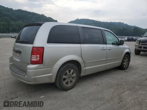 ✅ 2010 Chrysler Town & Country LX • VIN: 2A4RR2D15AR387643 • Lot: 67084975. Wystawiony na Copart z przebiegiem 155 706 mil. Bezpłatny archiwum sprzedaży aukcyjnych z USA i szczegółowy raport historii pojazdu na DreamBid. Zdjęcie 3.