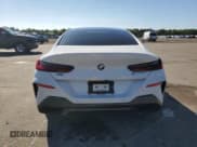 ✅ 2023 BMW 8 Series M850i • VIN: WBAGV8C0XPCL58173 • Lot: 81387675. Wystawiony na Copart z przebiegiem 24 593 mil. Bezpłatny archiwum sprzedaży aukcyjnych z USA i szczegółowy raport historii pojazdu na DreamBid. Zdjęcie 6.