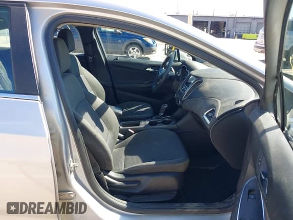 ✅ 2019 Chevrolet Cruze LT • VIN: 1G1BE5SM5K7114604 • Lot: 43323043. Wystawiony na IAAI z przebiegiem 104 525 mil. Bezpłatny archiwum sprzedaży aukcyjnych z USA i szczegółowy raport historii pojazdu na DreamBid. Zdjęcie 5.