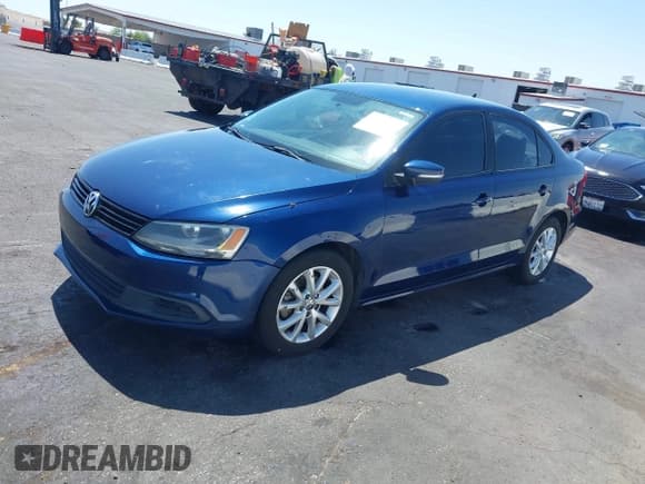 ✅ 2011 Volkswagen Jetta SE • VIN: 3VWDZ7AJ2BM340240 • Lot: 42726569. Wystawiony na IAAI z przebiegiem 74 044 mil. Bezpłatny archiwum sprzedaży aukcyjnych z USA i szczegółowy raport historii pojazdu na DreamBid. Zdjęcie 2.