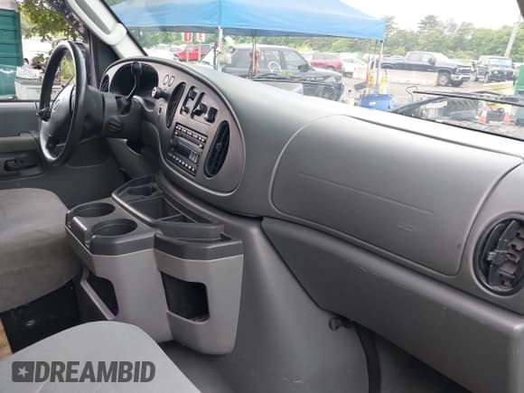 ✅ 2008 Ford Econoline Passenger XL • VIN: 1FBSS31L18DA81659 • Lot: 42526267. Wystawiony na IAAI z przebiegiem 193 114 mil. Bezpłatny archiwum sprzedaży aukcyjnych z USA i szczegółowy raport historii pojazdu na DreamBid. Zdjęcie 5.