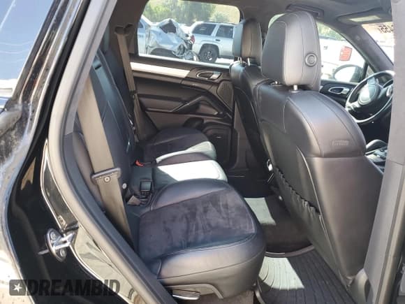 ✅ 2013 Porsche Cayenne GTS • VIN: WP1AD2A20DLA76910 • Lot: 68486455. Wystawiony na Copart z przebiegiem 110 169 mil. Bezpłatny archiwum sprzedaży aukcyjnych z USA i szczegółowy raport historii pojazdu na DreamBid. Zdjęcie 11.