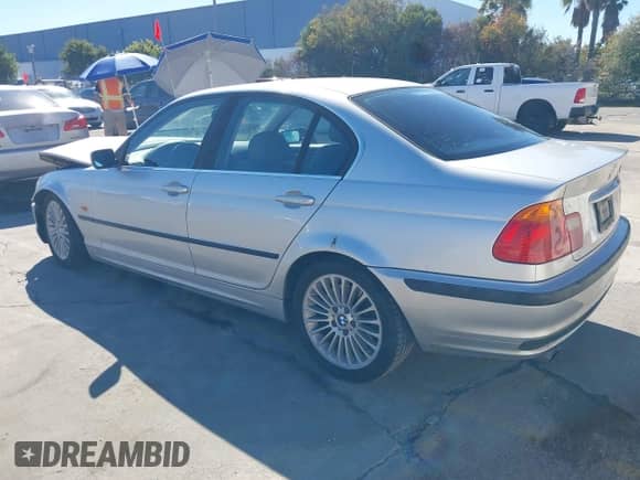 2001 BMW 3 Series 330i с VIN WBAAV53421JS91417, выставлен на аукционе IAAI как лот 43567041 с пробегом 273 858 миль миль и . История ставок и продаж доступна на DreamBid. Изображение 3.