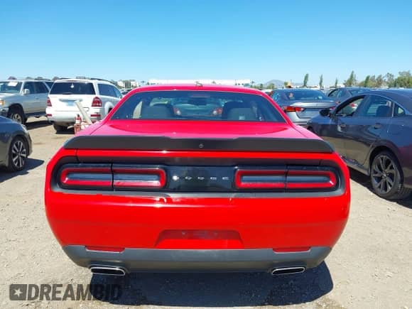 2023 Dodge Challenger SXT z VIN 2C3CDZAG1PH544213, wystawiony jako IAAI lot #43188940 z przebiegiem 47 273 mil mil oraz . Historia ofert i sprzedaży dostępna na DreamBid. Obrazek 16.