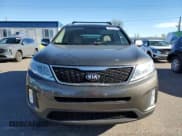 ✅ 2015 Kia Sorento EX • VIN: 5XYKUDA77FG600856 • Лот: 86596355. Опубликован ранее на Copart с пробегом 142 257 миль. Бесплатный доступ к архиву аукционных продаж из США и подробный отчёт об истории автомобиля на DreamBid. Изображение 5.