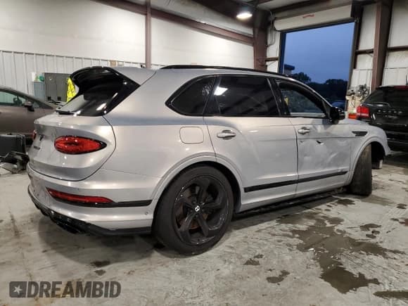 ✅ 2022 Bentley Bentayga V8 • VIN: SJAAM2ZV9NC011119 • Lot: 80532534. Listed on Copart with 44,510 mi. Free auction sales archive from the USA and detailed vehicle history report at DreamBid. Image 3.