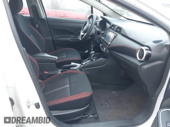 ✅ 2025 Nissan Versa SR • VIN: 3N1CN8FV7SL833593 • Lot: 43784341. Wystawiony na IAAI z przebiegiem 32 907 mil. Bezpłatny archiwum sprzedaży aukcyjnych z USA i szczegółowy raport historii pojazdu na DreamBid. Zdjęcie 5.