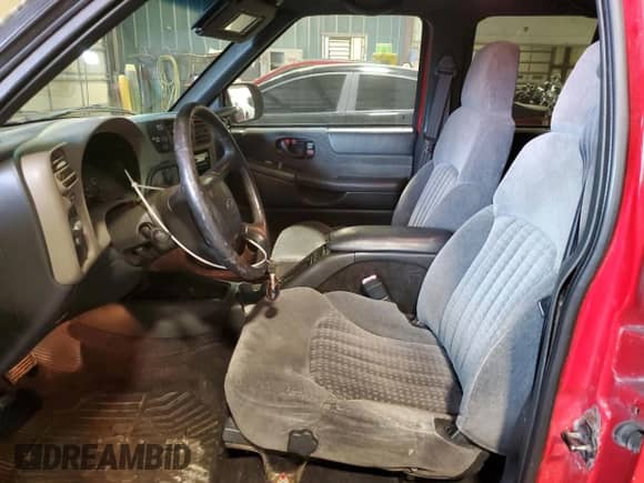 2002 Chevrolet Blazer LS z VIN 1GNDT13WX2K174090, wystawiony jako Copart lot #81279404 z przebiegiem 168 373 mil mil oraz Szkoda całkowita • Salvage title. Historia ofert i sprzedaży dostępna na DreamBid. Obrazek 7.