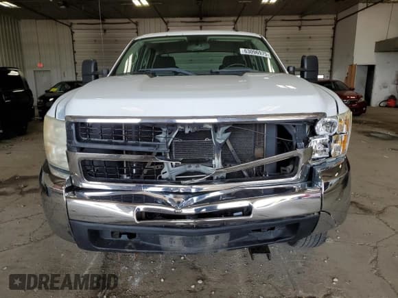 ✅ 2009 Chevrolet Silverado 2500HD Work Truck • VIN: 1GCHK43K79F189371 • Lot: 63096975. Wystawiony na Copart z przebiegiem 178 431 mil. Bezpłatny archiwum sprzedaży aukcyjnych z USA i szczegółowy raport historii pojazdu na DreamBid. Zdjęcie 5.