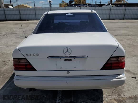 ✅ 1994 Mercedes-Benz E 320 • VIN: WDBEA32E5RC048522 • Lot: 47426734. Wystawiony na Copart z przebiegiem 84 760 mil. Bezpłatny archiwum sprzedaży aukcyjnych z USA i szczegółowy raport historii pojazdu na DreamBid. Zdjęcie 6.