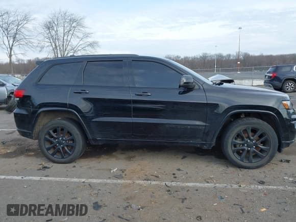 ✅ 2018 Jeep Grand Cherokee Altitude • VIN: 1C4RJFAG2JC469450 • Lot: 43899678. Wystawiony na IAAI z przebiegiem 78 954 mil. Bezpłatny archiwum sprzedaży aukcyjnych z USA i szczegółowy raport historii pojazdu na DreamBid. Zdjęcie 13.