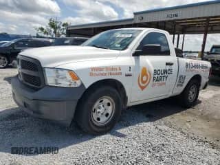 2017 Ram 1500 Tradesman z VIN 3C6JR6AT9HG742076, wystawiony jako Copart lot #59478235 z przebiegiem 148 694 mil mil oraz Szkoda całkowita • Salvage title. Historia ofert i sprzedaży dostępna na DreamBid. Obrazek 1.