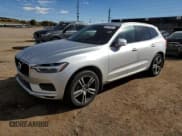 ✅ 2018 Volvo XC60 Momentum • VIN: LYV102RK3JB100845 • Lot: 90073965. Wystawiony na Copart z przebiegiem 58 828 mil. Bezpłatny archiwum sprzedaży aukcyjnych z USA i szczegółowy raport historii pojazdu na DreamBid. Zdjęcie 1.