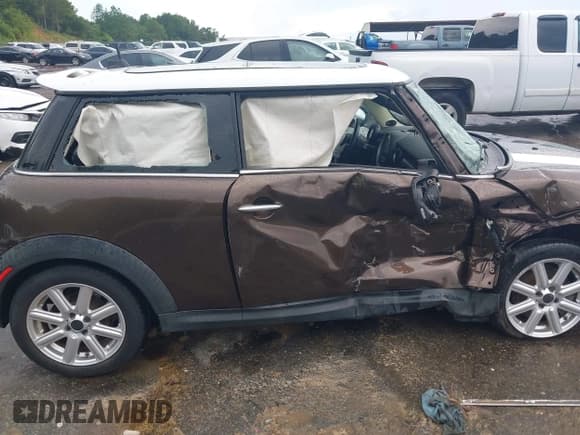 ✅ 2011 MINI Hardtop S • VIN: WMWSV3C57BTY15457 • Lot: 42772589. Listed on IAAI with 91,044 mi. Free auction sales archive from the USA and detailed vehicle history report at DreamBid. Image 13.