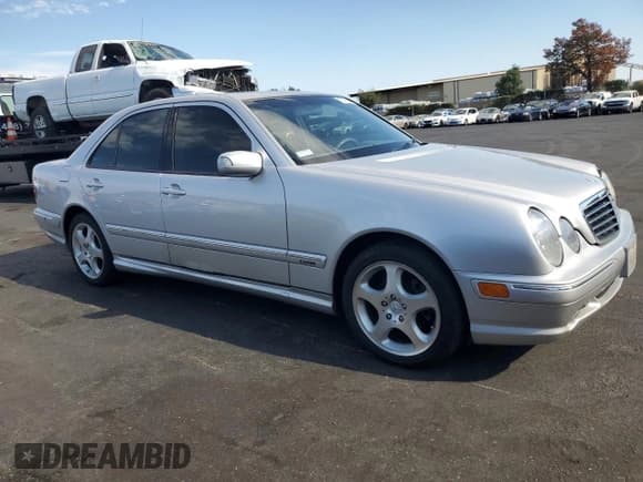 ✅ 2001 Mercedes-Benz E 320 • VIN: WDBJF70J21B244077 • Лот: 81507975. Опубликован ранее на Copart с пробегом 153 632 миль. Бесплатный доступ к архиву аукционных продаж из США и подробный отчёт об истории автомобиля на DreamBid. Изображение 4.