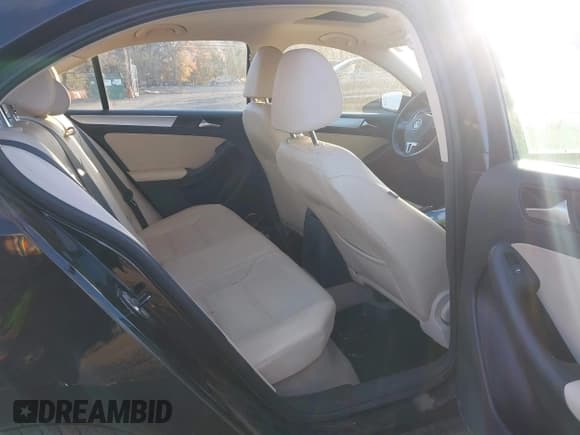 ✅ 2012 Volkswagen Jetta TDI • VIN: 3VWLL7AJ0CM329171 • Lot: 43682684. Wystawiony na IAAI z przebiegiem 214 611 mil. Bezpłatny archiwum sprzedaży aukcyjnych z USA i szczegółowy raport historii pojazdu na DreamBid. Zdjęcie 8.