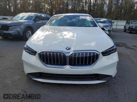 ✅ 2024 BMW 5 Series 530i xDrive • VIN: WBA53FJ09RCP70902 • Lot: 91128875. Wystawiony na Copart z przebiegiem Nie podano. Bezpłatny archiwum sprzedaży aukcyjnych z USA i szczegółowy raport historii pojazdu na DreamBid. Zdjęcie 5.