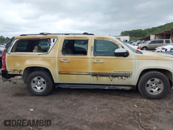 ✅ 2007 Chevrolet Suburban LT • VIN: 1GNFC16J97J228646 • Lot: 43503917. Wystawiony na IAAI z przebiegiem 247 877 mil. Bezpłatny archiwum sprzedaży aukcyjnych z USA i szczegółowy raport historii pojazdu na DreamBid. Zdjęcie 6.