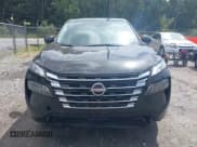 ✅ 2025 Nissan Rogue SV • VIN: 5N1BT3BA6SC784334 • Lot: 43282610. Wystawiony na IAAI z przebiegiem 27 252 mil. Bezpłatny archiwum sprzedaży aukcyjnych z USA i szczegółowy raport historii pojazdu na DreamBid. Zdjęcie 12.