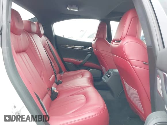 ✅ 2021 Maserati Ghibli S GranSport • VIN: ZAM57YSSXM1362055 • Lot: 41380671. Wystawiony na IAAI z przebiegiem 38 113 mil. Bezpłatny archiwum sprzedaży aukcyjnych z USA i szczegółowy raport historii pojazdu na DreamBid. Zdjęcie 8.