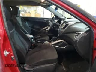 ✅ 2016 Hyundai Veloster • VIN: KMHTC6AD3GU299703 • Lot: 70024943. Wystawiony na Copart z przebiegiem 82 933 mil. Bezpłatny archiwum sprzedaży aukcyjnych z USA i szczegółowy raport historii pojazdu na DreamBid. Zdjęcie 5.