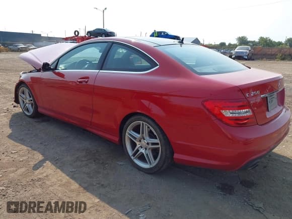 ✅ 2013 Mercedes-Benz C 250 • VIN: WDDGJ4HBXDG075123 • Lot: 40342097. Wystawiony na IAAI z przebiegiem 129 156 mil. Bezpłatny archiwum sprzedaży aukcyjnych z USA i szczegółowy raport historii pojazdu na DreamBid. Zdjęcie 3.