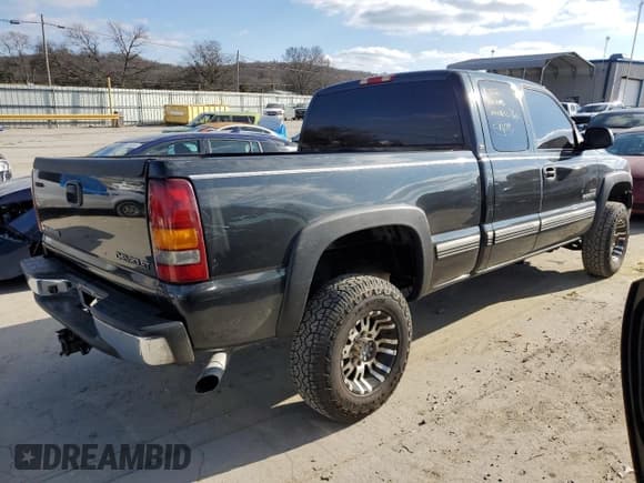 ✅ 2002 Chevrolet Silverado 2500HD LS • VIN: 1GCHC29122E276638 • Lot: 79489483. Wystawiony na Copart z przebiegiem 127 992 mil. Bezpłatny archiwum sprzedaży aukcyjnych z USA i szczegółowy raport historii pojazdu na DreamBid. Zdjęcie 3.