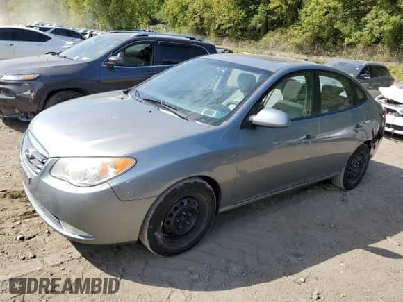 2010 Hyundai Elantra GLS z VIN KMHDU4AD8AU076957, wystawiony jako Copart lot #71700624 z przebiegiem 224 758 mil mil oraz Czysty tytuł • Clean title. Historia ofert i sprzedaży dostępna na DreamBid. Obrazek 1.