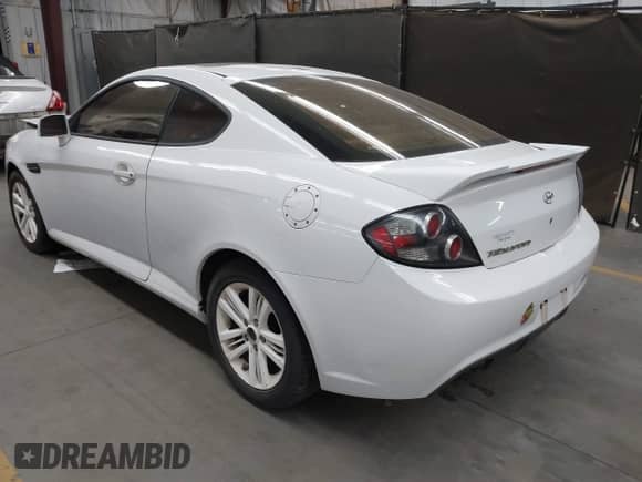 2008 Hyundai Tiburon GS с VIN KMHHM66D98U280005, выставлен на аукционе IAAI как лот 42580014 с пробегом 267 858 миль миль и . История ставок и продаж доступна на DreamBid. Изображение 3.