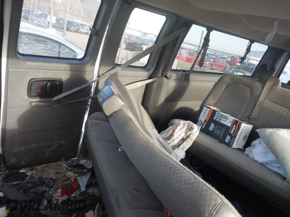 ✅ 2018 Chevrolet Express Passenger LT • VIN: 1GAZGPFG6J1269222 • Lot: 41433114. Wystawiony na IAAI z przebiegiem 99 985 mil. Bezpłatny archiwum sprzedaży aukcyjnych z USA i szczegółowy raport historii pojazdu na DreamBid. Zdjęcie 8.