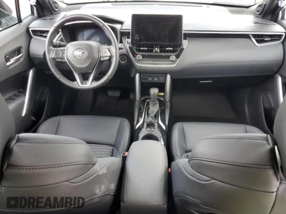 ✅ 2023 Toyota Corolla Cross Hybrid S • VIN: 7MUFBABG8PV014312 • Лот: 66176155. Опубликован ранее на Copart с пробегом 12 236 миль. Бесплатный доступ к архиву аукционных продаж из США и подробный отчёт об истории автомобиля на DreamBid. Изображение 8.