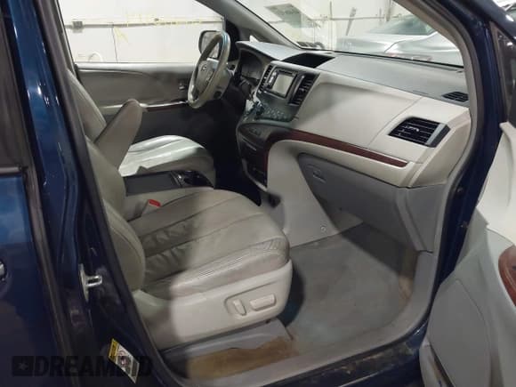 ✅ 2012 Toyota Sienna XLE • VIN: 5TDYK3DC3CS263331 • Lot: 41406914. Listed on IAAI with 135,820 mi. Free auction sales archive from the USA and detailed vehicle history report at DreamBid. Image 5.