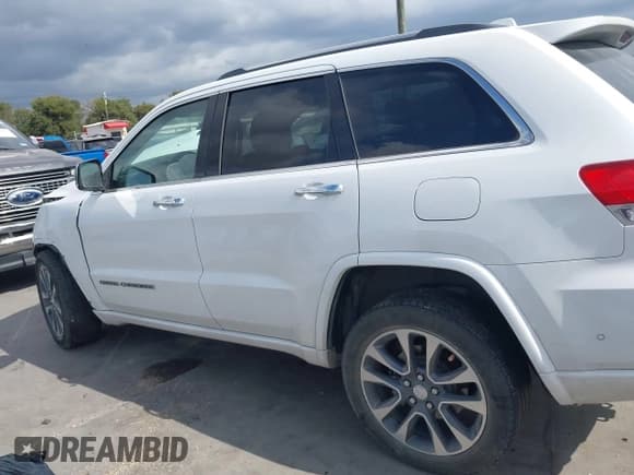 ✅ 2017 Jeep Grand Cherokee Overland • VIN: 1C4RJFCG2HC942478 • Lot: 43300072. Listed on IAAI with Not provided. Free auction sales archive from the USA and detailed vehicle history report at DreamBid. Image 15.