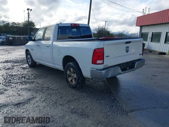 2017 Ram 1500 SLT z VIN 1C6RR6GG4HS676025, wystawiony jako IAAI lot #43585212 z przebiegiem 95 645 mil mil oraz . Historia ofert i sprzedaży dostępna na DreamBid. Obrazek 3.