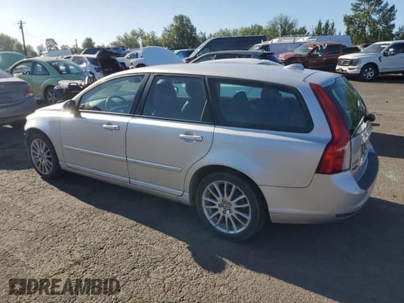 ✅ 2009 Volvo V50 2.4L • VIN: YV1MW390192477648 • Lot: 68756955. Listed on Copart with 134,312 mi. Free auction sales archive from the USA and detailed vehicle history report at DreamBid. Image 2.