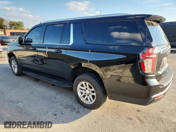 ✅ 2021 Chevrolet Suburban LT • VIN: 1GNSCCKDXMR133634 • Lot: 93568725. Wystawiony na Copart z przebiegiem 227 016 mil. Bezpłatny archiwum sprzedaży aukcyjnych z USA i szczegółowy raport historii pojazdu na DreamBid. Zdjęcie 2.