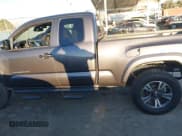 ✅ 2018 Toyota Tacoma SR5 • VIN: 5TFRZ5CN2JX055317 • Lot: 43502178. Wystawiony na IAAI z przebiegiem 129 769 mil. Bezpłatny archiwum sprzedaży aukcyjnych z USA i szczegółowy raport historii pojazdu na DreamBid. Zdjęcie 14.