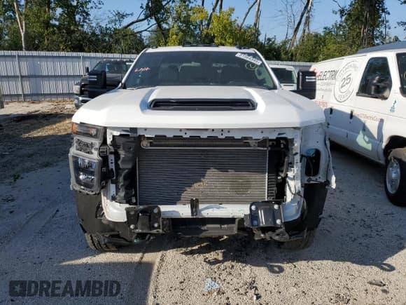 ✅ 2025 Chevrolet Silverado 2500HD • VIN: 1GC5KLE79SF179923 • Lot: 81564345. Wystawiony na Copart z przebiegiem 12 644 mil. Bezpłatny archiwum sprzedaży aukcyjnych z USA i szczegółowy raport historii pojazdu na DreamBid. Zdjęcie 5.