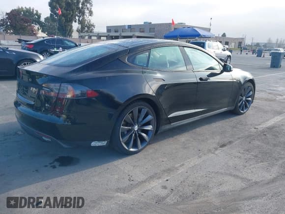 ✅ 2013 Tesla Model S • VIN: 5YJSA1DN7DFP13423 • Lot: 43874538. Wystawiony na IAAI z przebiegiem 105 309 mil. Bezpłatny archiwum sprzedaży aukcyjnych z USA i szczegółowy raport historii pojazdu na DreamBid. Zdjęcie 4.