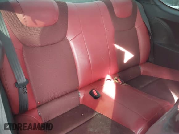 ✅ 2013 Hyundai Genesis Coupe Track • VIN: KMHHU6KJ1DU104166 • Lot: 43817871. Wystawiony na IAAI z przebiegiem 105 395 mil. Bezpłatny archiwum sprzedaży aukcyjnych z USA i szczegółowy raport historii pojazdu na DreamBid. Zdjęcie 8.