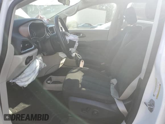 ✅ 2020 Chrysler Voyager LX • VIN: 2C4RC1CG1LR278770 • Lot: 81860405. Wystawiony na Copart z przebiegiem 92 179 mil. Bezpłatny archiwum sprzedaży aukcyjnych z USA i szczegółowy raport historii pojazdu na DreamBid. Zdjęcie 7.