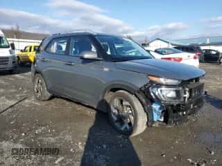 2023 Hyundai Venue SEL z VIN KMHRC8A3XPU276688, wystawiony jako Copart lot #82487943 z przebiegiem 8 082 mil mil oraz . Historia ofert i sprzedaży dostępna na DreamBid. Obrazek 4.