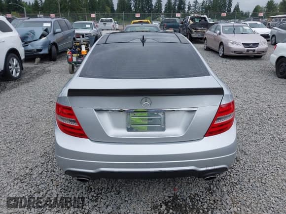 ✅ 2012 Mercedes-Benz C 350 • VIN: WDDGJ5HB5CF735711 • Lot: 42489752. Wystawiony na IAAI z przebiegiem 115 939 mil. Bezpłatny archiwum sprzedaży aukcyjnych z USA i szczegółowy raport historii pojazdu na DreamBid. Zdjęcie 16.