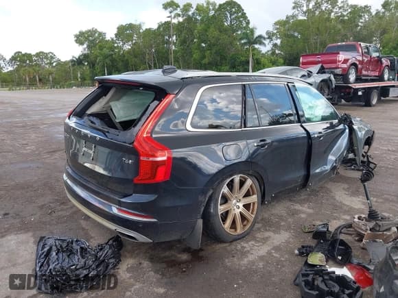 ✅ 2018 Volvo XC90 Inscription • VIN: YV4A22PL2J1377688 • Lot: 42478411. Listed on IAAI with 80,341 mi. Free auction sales archive from the USA and detailed vehicle history report at DreamBid. Image 4.