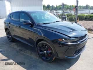 2024 Dodge Hornet GT Plus z VIN ZACNDFAN1R3A13510, wystawiony jako IAAI lot #42434612 z przebiegiem 9 867 mil mil oraz . Historia ofert i sprzedaży dostępna na DreamBid. Obrazek 1.