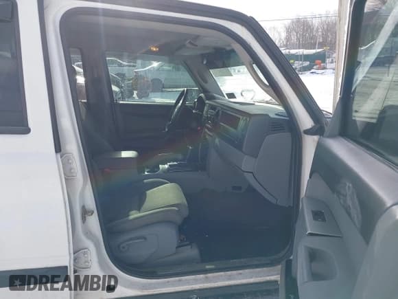 ✅ 2006 Jeep Commander • VIN: 1J8HG48K96C263647 • Lot: 41332683. Wystawiony na IAAI z przebiegiem 156 583 mil. Bezpłatny archiwum sprzedaży aukcyjnych z USA i szczegółowy raport historii pojazdu na DreamBid. Zdjęcie 5.