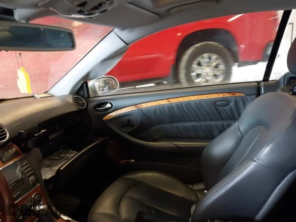 ✅ 2005 Mercedes-Benz CLK 320 • VIN: WDBTJ65J95F153994 • Lot: 42707612. Listed on IAAI with Not provided. Free auction sales archive from the USA and detailed vehicle history report at DreamBid. Image 5.