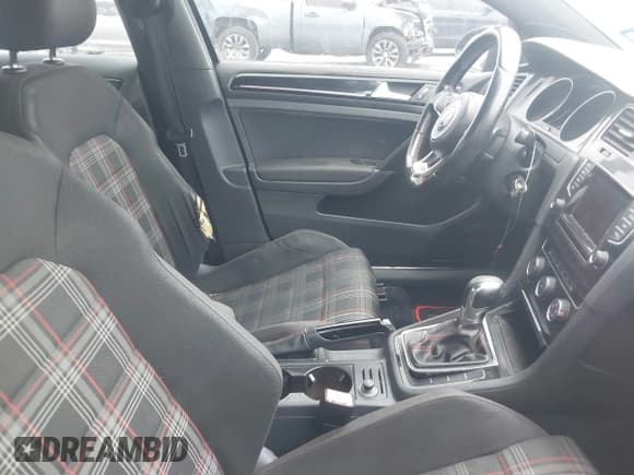 ✅ 2015 Volkswagen Golf GTI S • VIN: 3VW4T7AU7FM034345 • Лот: 42403550. Опубликован ранее на IAAI с пробегом 266 965 миль. Бесплатный доступ к архиву аукционных продаж из США и подробный отчёт об истории автомобиля на DreamBid. Изображение 5.